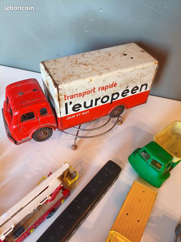 Peugeot 404 Dinky Junior – Neuve, Rouille Avec Pneus Dunlop – Années 60
