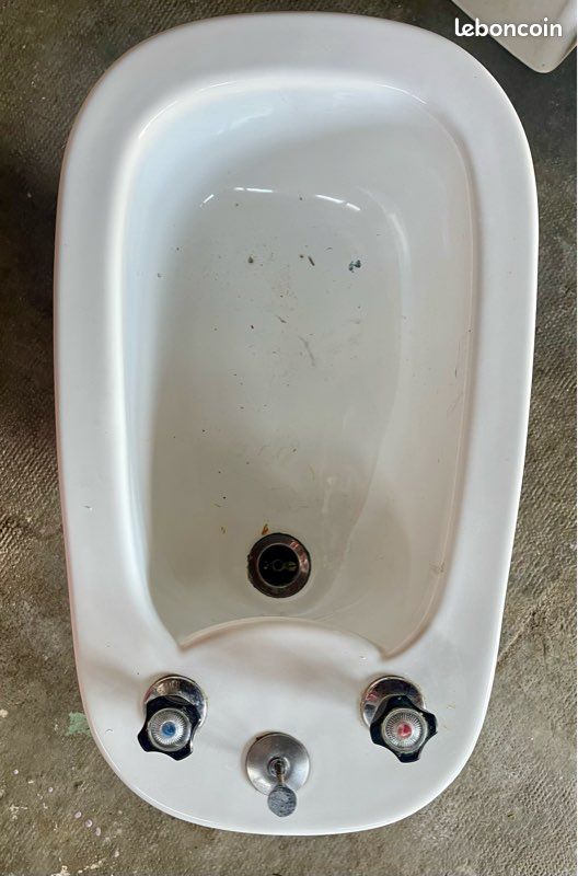 Bidet blanc avec robinet (image 1)