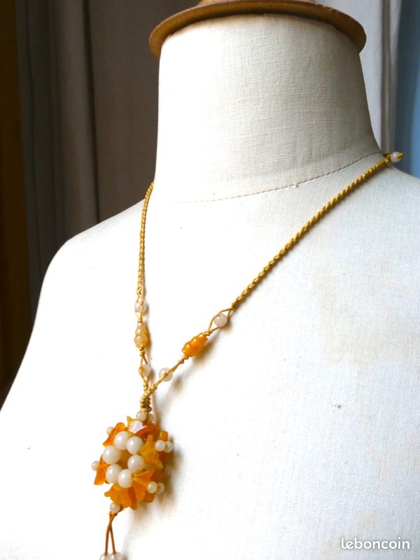 Collier Vintage Rétro Années 70 - Fleurs En Résine Et Cristal Avec Cordelette Jaune - Modèle 4902 - Occasion