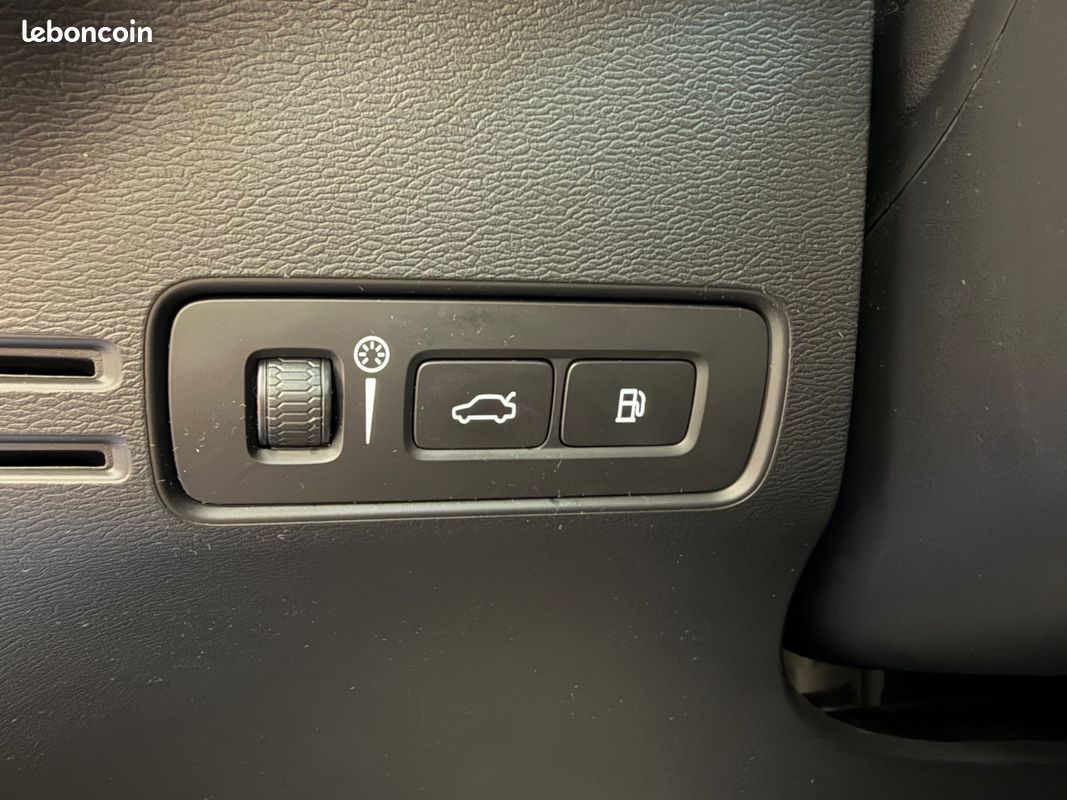 Volvo XC40 T5 261Ch Plug in Hybrid Inscription Business - 2EME MAIN / HISTORIQUE COMPLET / TOIT OUVRANT PANORAMIQUE / CARPLAY / CAMERA DE RECUL / COFFRE ELECTRIQUE (image 25)