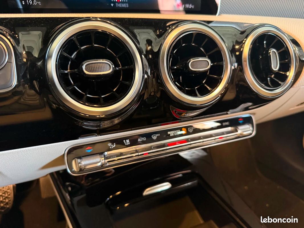 Mercedes-Benz CLASSE A Classe A 180 d 7G-DCT / APPLE CARPLAY / RÉGULATEUR / CAMÉRA / FAIBLE KM (image 30)