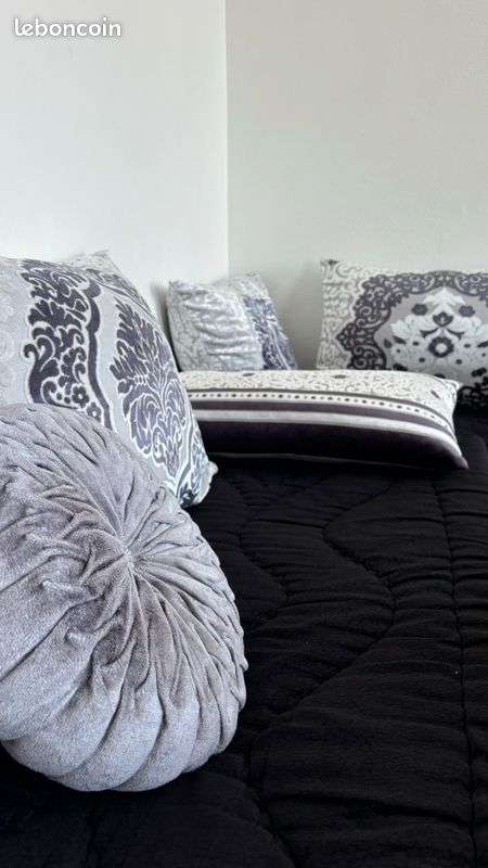 Salon marocain complet en très bon état – 3 sedari, 1 table, 2 coffres, 13 coussins, et 2 paires de tlamet (image 3)