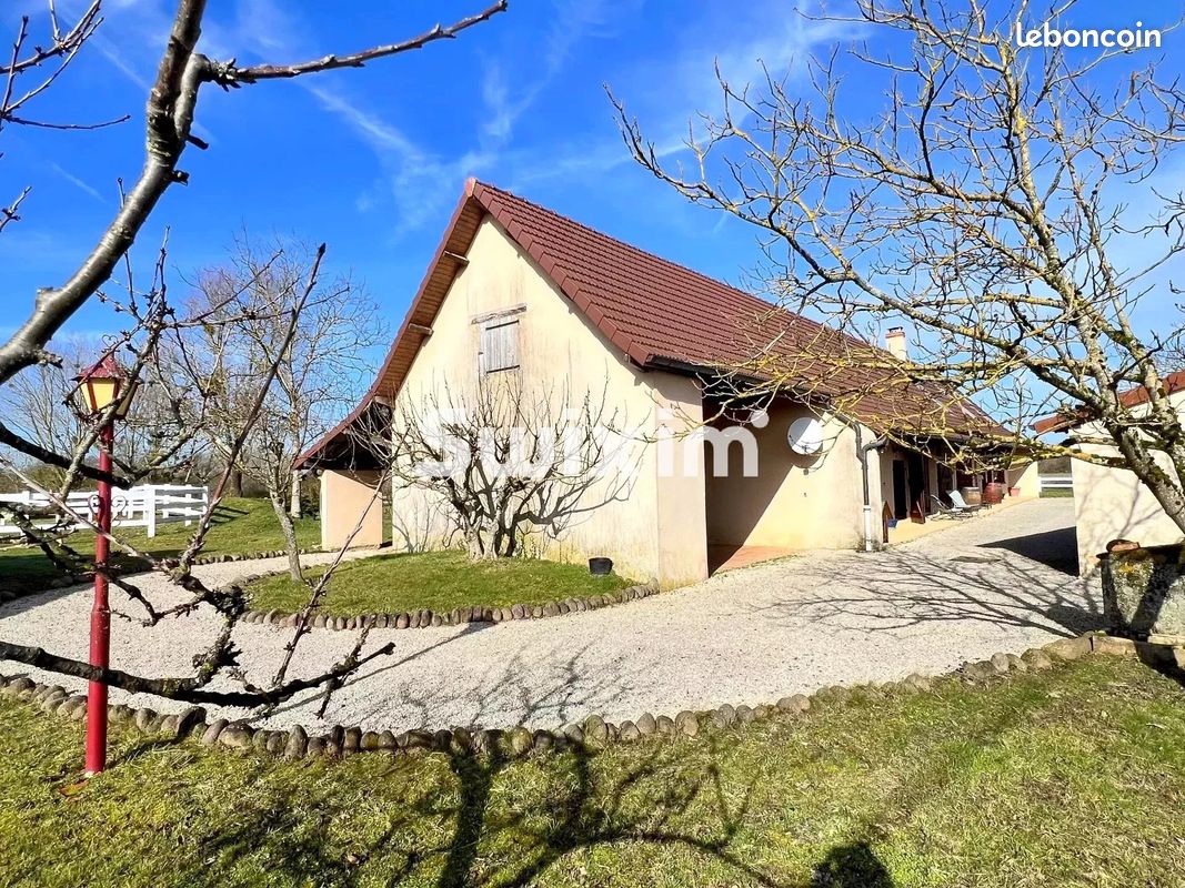 Maison 11 pièces 247 m² · à Saint-Germain-du-Bois · 247 m² · 485 000 €