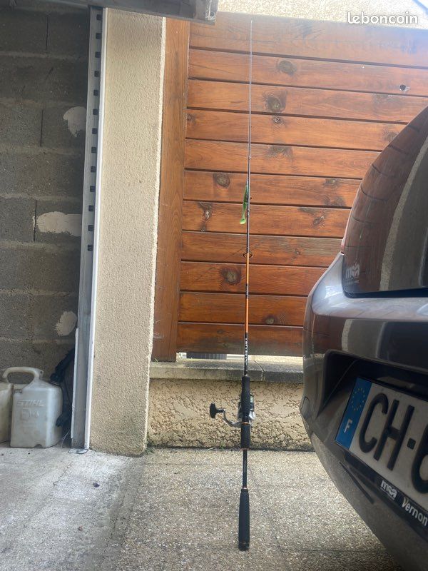 Canne à pêche avec son moulinet et boîte de leurre (image 2)