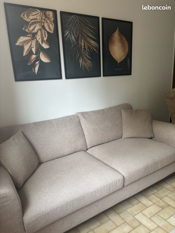 Vend canapé 3 places beige très bonne état,aucun accroc et aucune tache,il a toujours été protégé d une housse 1,90 d assise et 2m avec les [URL masquée pour votre sécurité] y aussi 2 coussins (image 2)