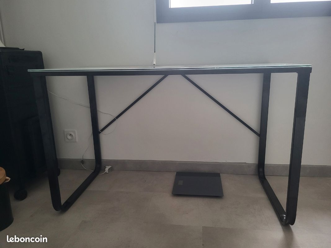 Bureau (image 1)
