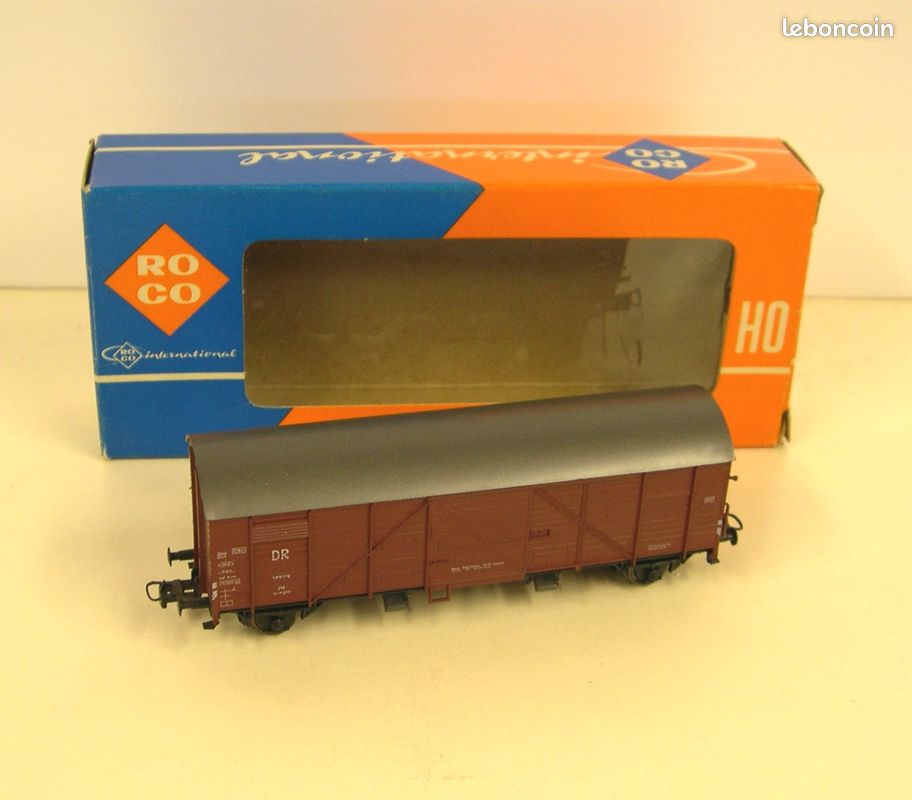 ROCO Wagon couvert à essieux parois frise de bois brun ep III