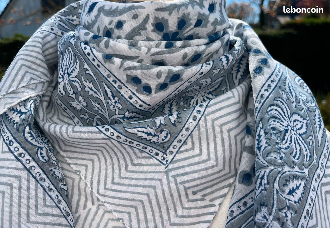 Foulard carré coton indien block print, grand bandana indien, fond blanc et motifs bleu et gris (image 1)