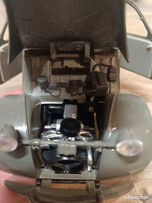 Maisto 1/18 – Citroën 2CV 1952 Grise Toit Fermé – Modèle D’exposition