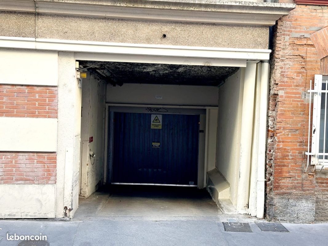 Parking sécurisé en hypercentre de Toulouse · 90 €