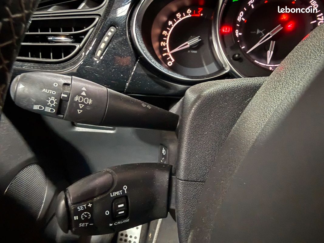 DS DS 3 1.2 110 cv Sport Chic / BOITE AUTOMATIQUE / DISTRIBUTION OK / SIÈGES CHAUFFANTS / BLUETOOTH (image 25)