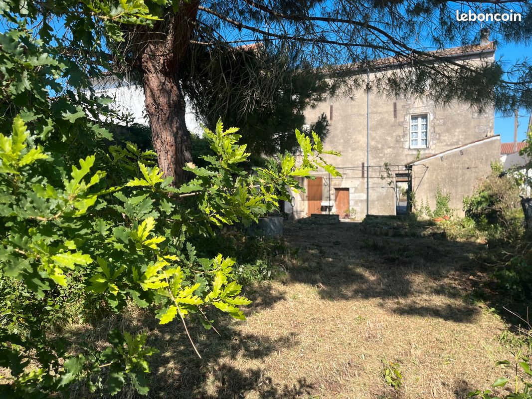 Maison 8 pièces 215 m² · à Gond-Pontouvre · 215 m² · 176 000 €