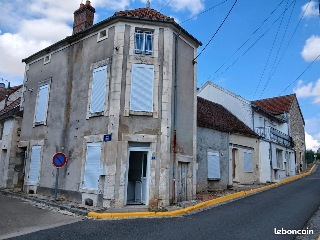 Local commercial 9 pièces 150 m² · à Courson-les-Carrières · 150 m² · 96 000 €