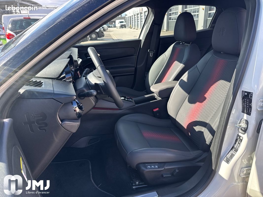 ALFA ROMEO Junior 1.2 Ibrida 145 ch e-DCT6 Q4 Premium (image 8)