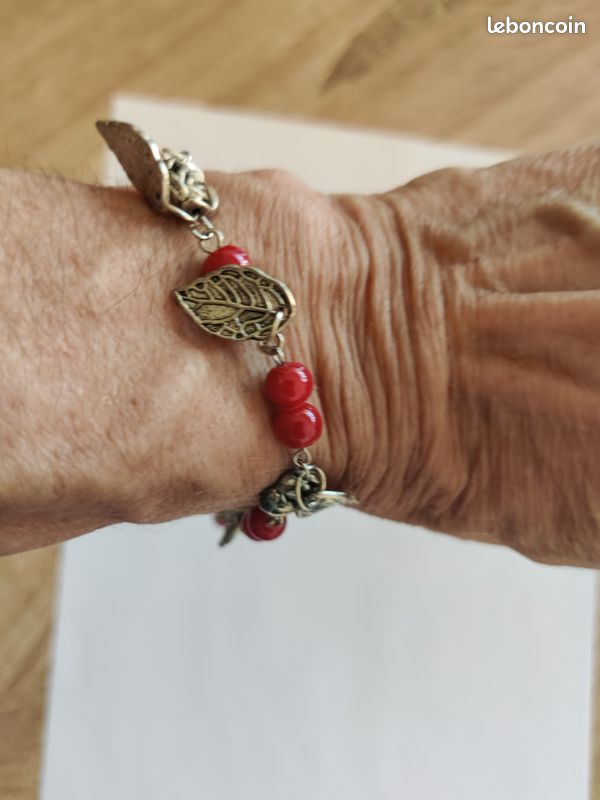 Bracelet fantaisie acier argent et perles rouges acrylique femme (image 2)