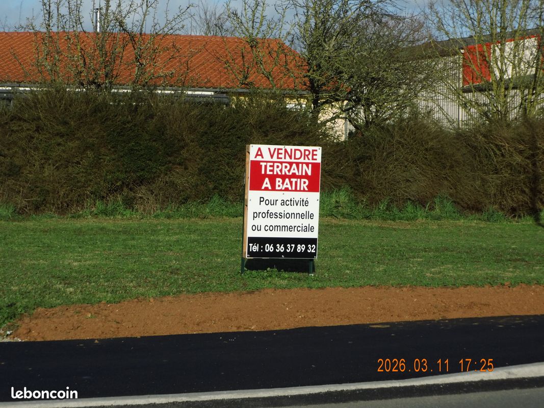 Terrain à bâtir pour activités commerciales ou professionnelles · à Fontenay-le-Comte · 39 000 €