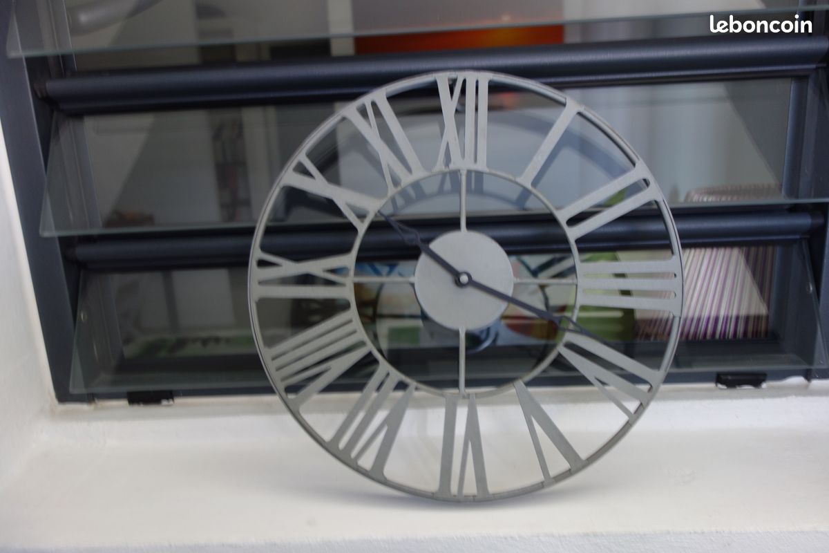 Montre analogique murale (image 1)
