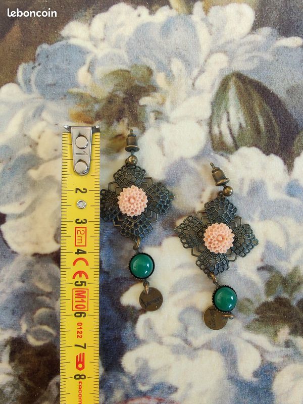 Paire de boucles d'oreille Julie Sion au coeur rosace rose clair et perle verte (image 2)