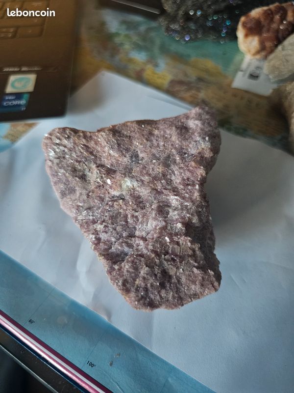 Pierre précieuse, cailloux étrange (rhodonite, rubis, cristal de quartz brut ?) (image 1)