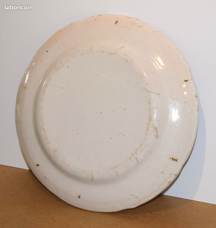 Ancienne assiette en faïence décor oiseau à la corbeille de fleurs (image 4)