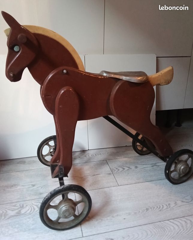 Vieux cheval en bois avec des roues en fer berçant le jouet de cheval '1900'Brocante'CoeursDeCaschel - France