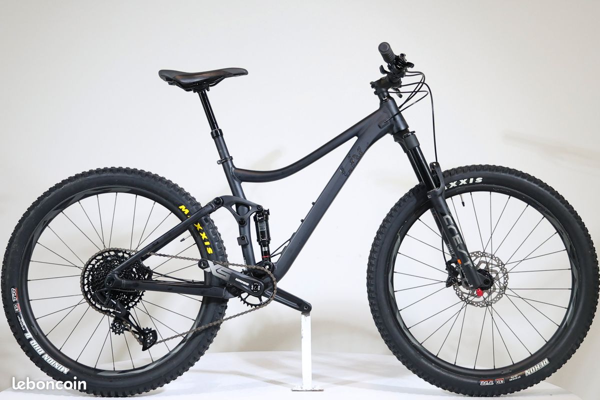 vélo vtt homme taille m. Triple plateau de marque Felt tbe
