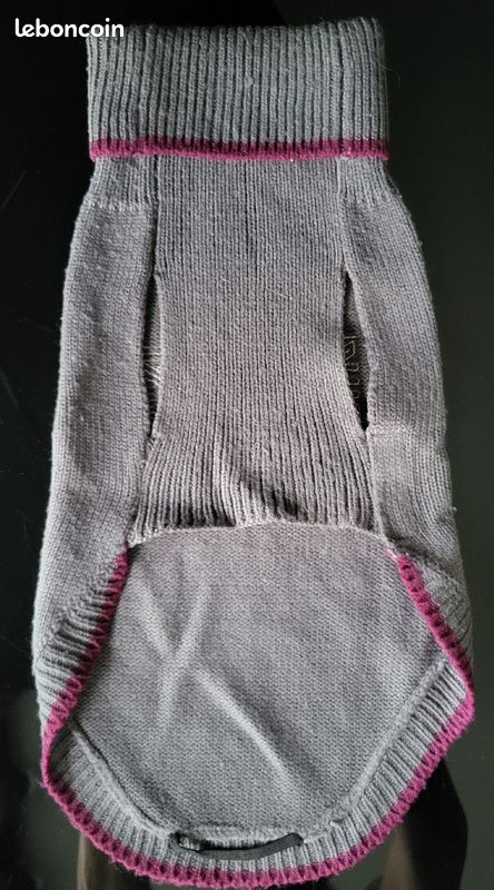 Pull pour petit chien gris violet avec petit strass, matiere laine, en tres bon etat.
Prix : 6 euro (image 4)