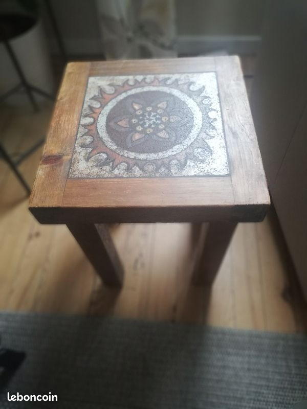Vends table ronde avec 2 tabourets (image 1)