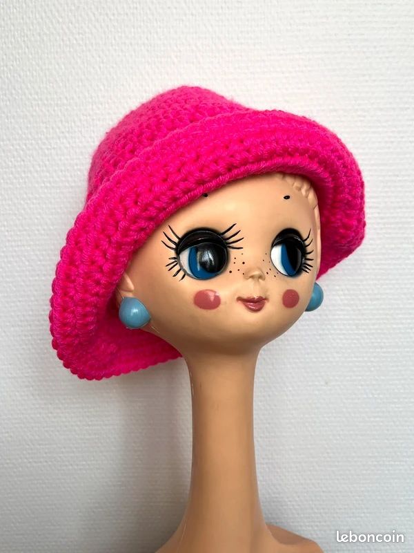 Chapeau en crochet rose fuchsia fait main (image 2)