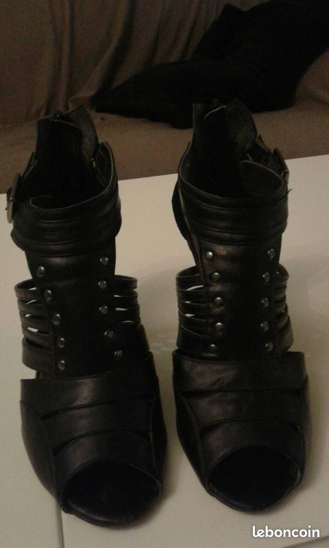 Chaussures en cuir noir (image 1)