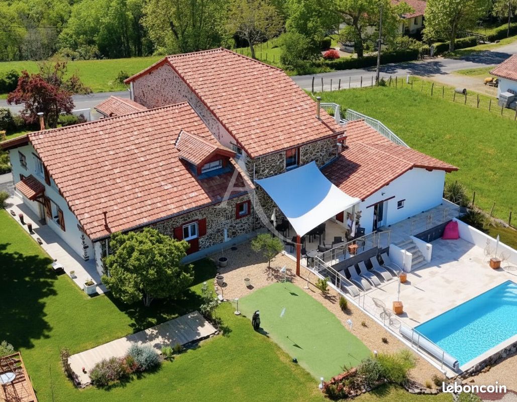 Maison 12 pièces 370 m² · à La Bastide-Clairence · 370 m² · 1 990 000 €