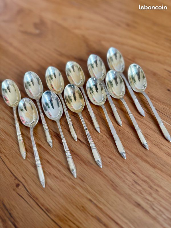 12 Cuillères à Moka En Métal Doré, On Joint 12 Cuillères à Dessert En Metal Argente