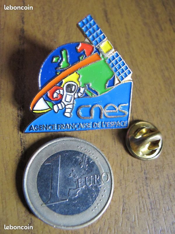 Pin's Centre national d'études spatiales , prix livré en suivi , LIRE (image 1)