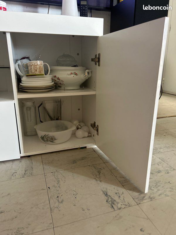 Meuble tv blanc avec plusieurs espaces de rangement et une partie centrale ouverte avec étagère en verre (image 5)
