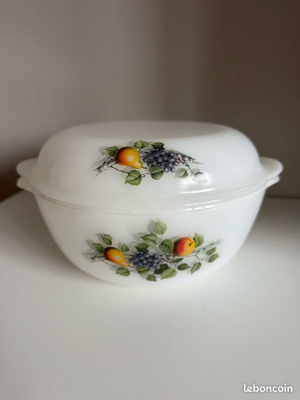 Neuve! Grande COCOTTE ARCOPAL motif marguerites vintage opaline, Années 60 Neuve! Grande COCOTTE ARCOPAL motif marguerites vintage opaline, Années 60
