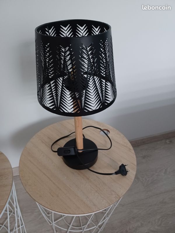 Table de nuit avec lampe (image 4)