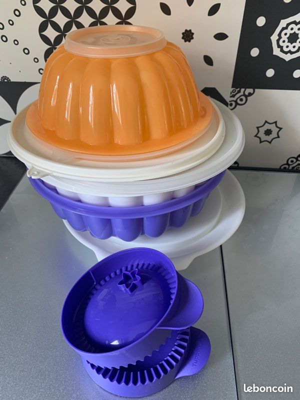 TUPPERWARE Moule à charlotte pudding pourpre