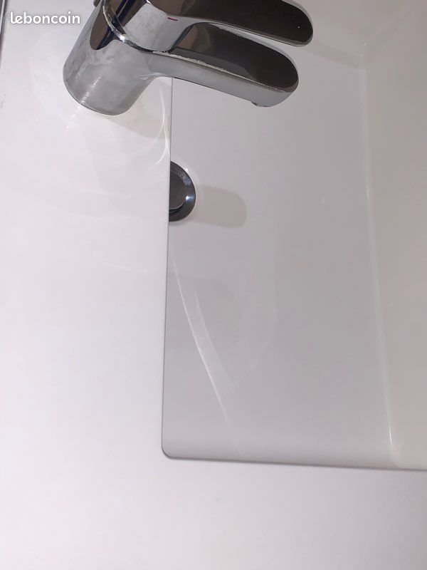 Ensemble de salle de bain avec miroir, vasque, robinet, éclairage intégré et espace de rangement (image 12)