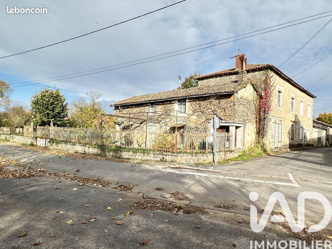 Maison 8 pièces 219 m² · à Limalonges · 219 m² · 46 500 €