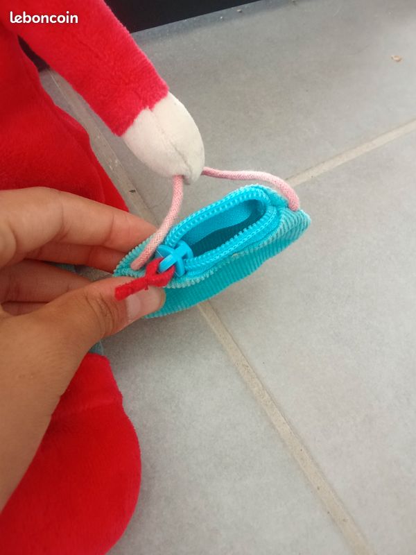 🤩Poupée Oxybul parfait pour les enfants qui apprennent à tripoter des objets comme faire les lacets grâce à la poupée mettre des boutons, faire et enlever des fermetures ,ect😍 (image 2)