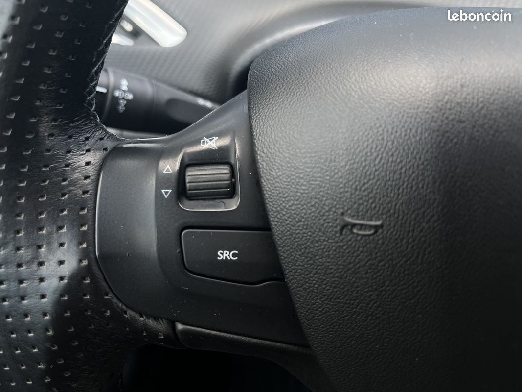Peugeot 2008 1.6 BLUEHDI 120CH CROSSWAY S&S (image 28)