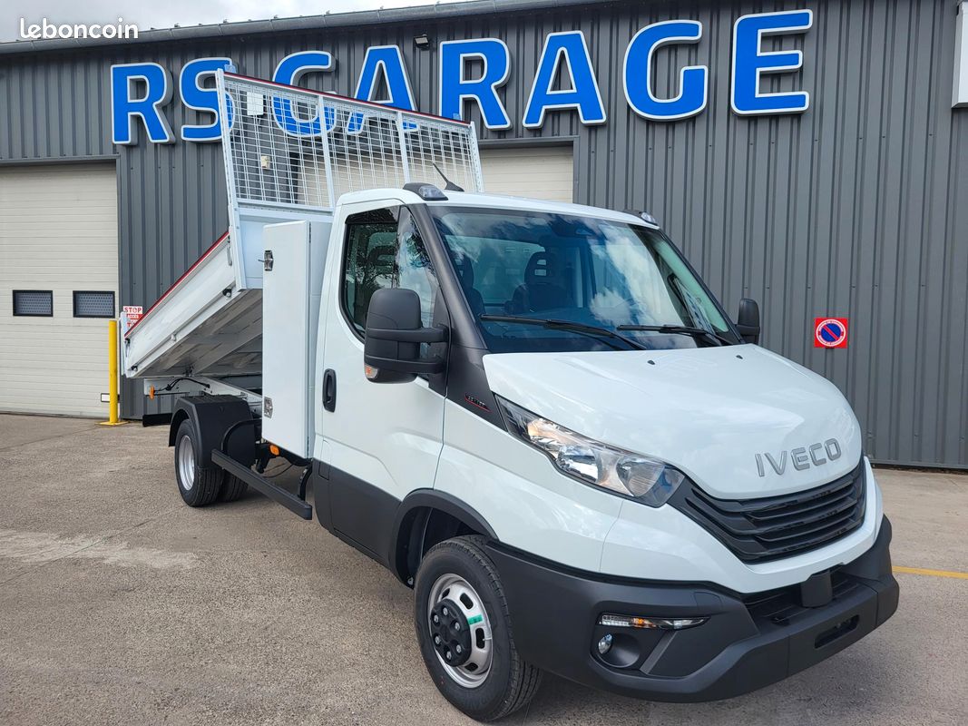 IVECO DAILY 35C18 H3.0 BVM6 PACK COMFORT + PACK CONSTRUCTION SIMPLE CABINE BENNE et COFFRE 03 PLACES comme NEUF avec CAMÉRA + MOTEUR 3 LITRES + SUSPENSION RENFORCÉE 13 LAMES ( Prix Vente 48 490 HT ) (image 1)