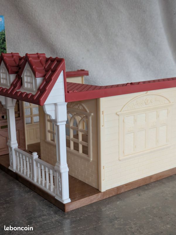 Sylvanian Families – Maison Framboise : Plain-pied Avec Terrasse, Bébé Lapin Chocolat Et Lit-toboggan, Extensible