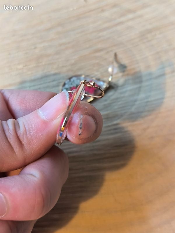Boucles d'oreilles pendantes goûté fleur résine rouge (image 4)