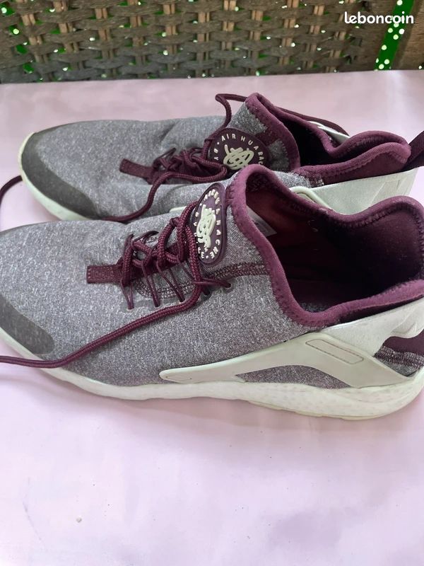 TRES BELLES BASKETS FEMME De la marque NIKE AIR HUARACHE
