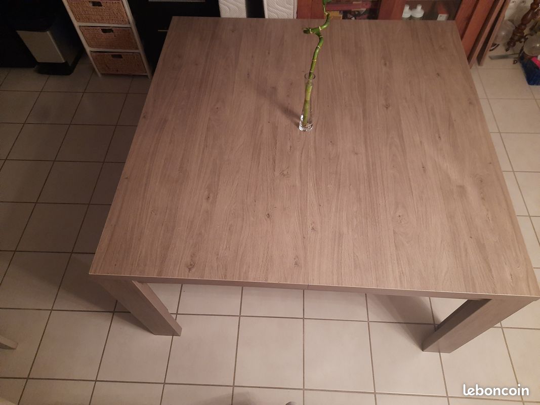 Grande table carrée (image 1)