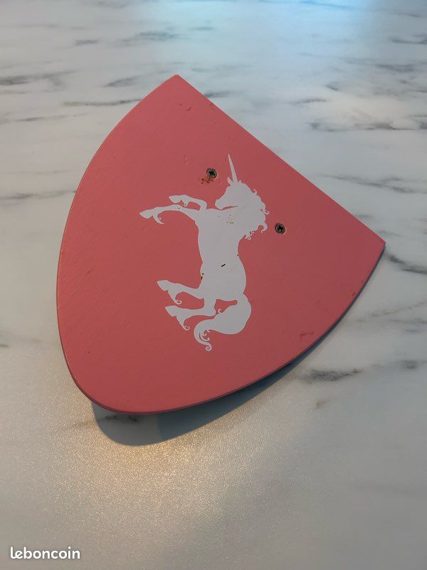 Bouclier en bois rose – motif licorne (image 1)