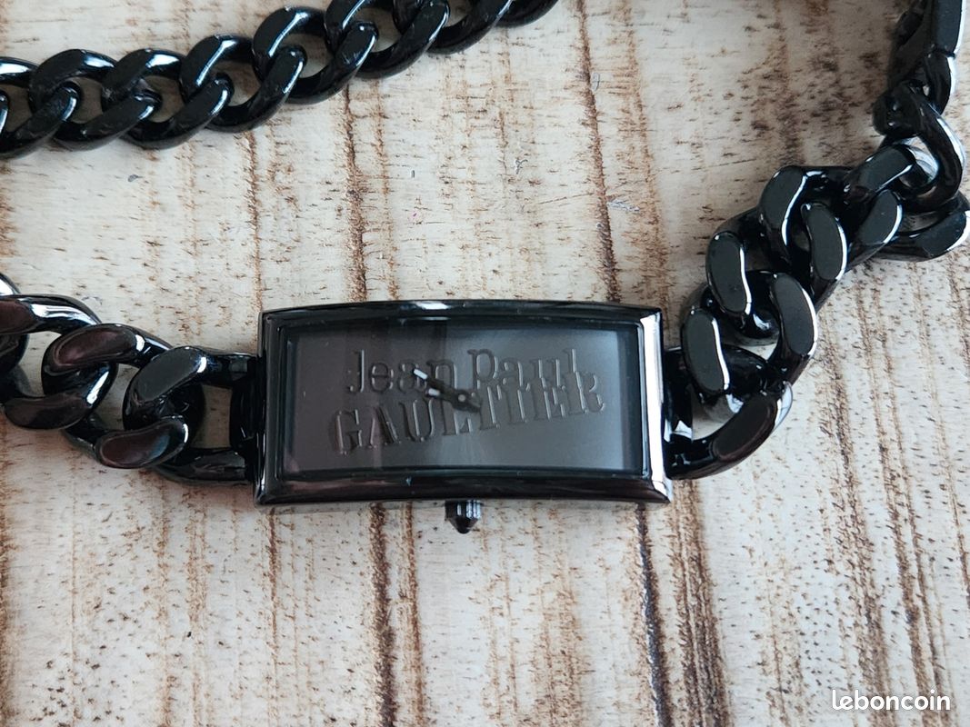 Bracelet Manchette J.P. Gaultier En Cuir Noir Avec Breloque Cœur Argenté