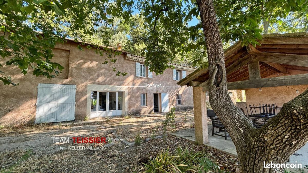 Maison 5 pièces 220 m² · à Eyguières · 220 m² · 650 000 €