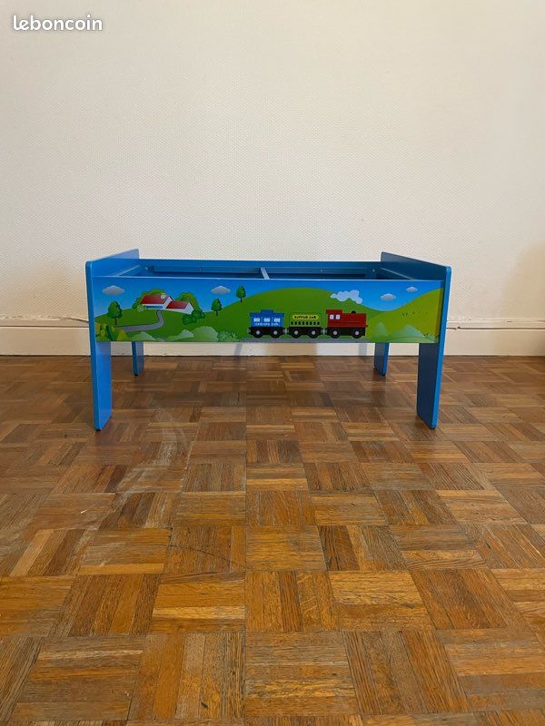 Table d'activités avec circuit de train en bois complet (image 1)